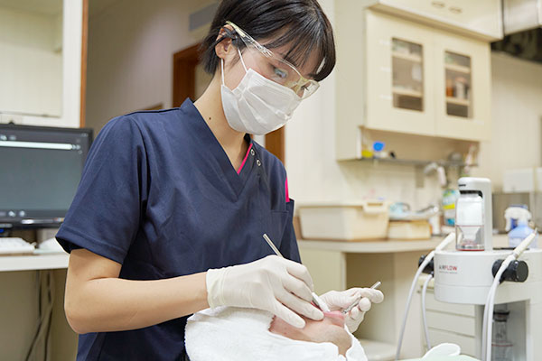 衛生士がクリーニングを行っている